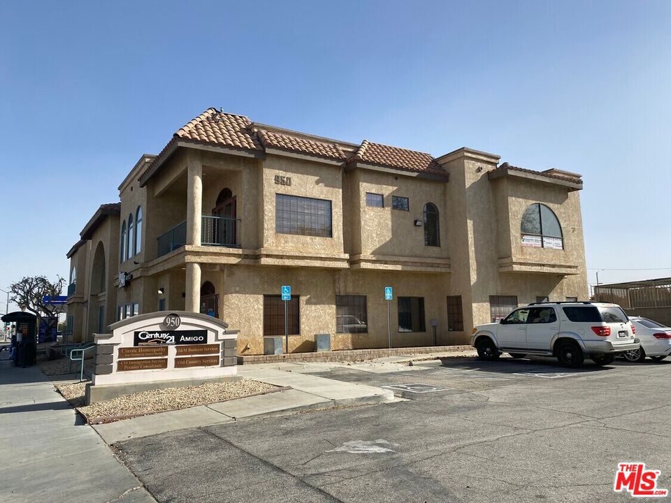 950 E Palmdale Boulevard T