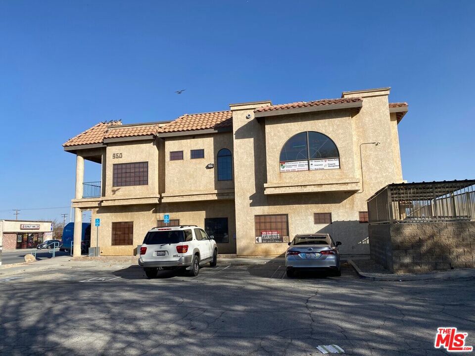 950 E Palmdale Boulevard T