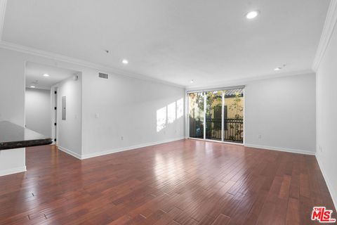 Photo of 1401 S St Andrews Place #201, Los Angeles, CA 90019 (MLS # 25624441)