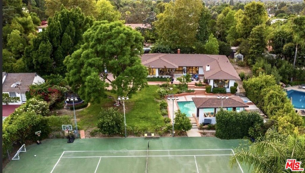 Photo of 4678 White Oak Avenue, Los Angeles, CA 91316 (MLS # 26866667)