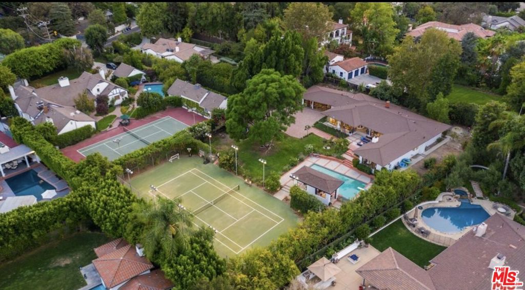 Photo of 4678 White Oak Avenue, Los Angeles, CA 91316 (MLS # 26866667)