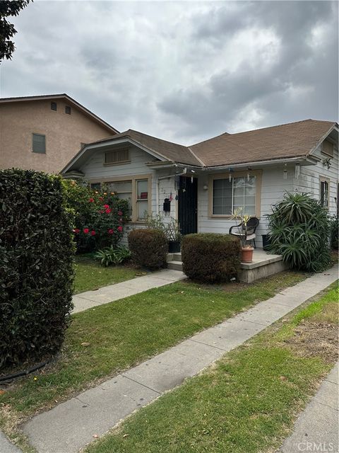 Photo of 2219 Chestnut Avenue, Long Beach, CA 90806 (MLS # PW25085318)