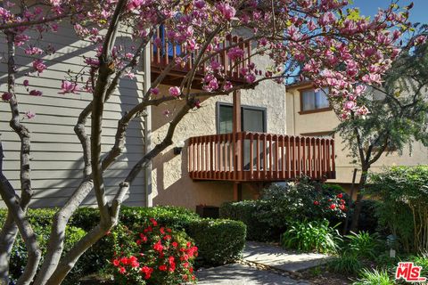 Photo of 13942 Oxnard Street, Valley Glen, CA 91401 (MLS # 26639409)