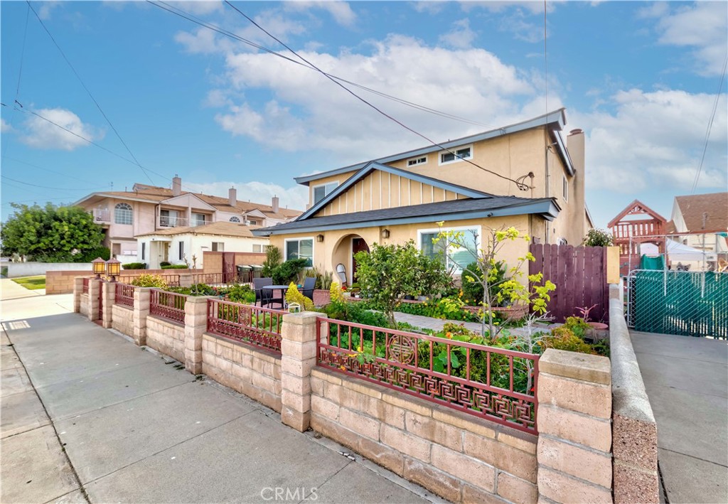 This well maintained Four unit building, presents an excellent investment
opportunity for an investor or owner/user in the heart of Gardena.
Unit 1 : Owner’s unit with 4 bedroom & 3 bathroom. One bed & full bath at downstairs,
inside laundry room and direct access from two car garage.
Recent upgrades includes new paint, new laminate floor and Double Pane Windows.
Unit 2 & 3 have Two bedroom & One bath and Unit 4 has Two Bedroom & 1.5 Bathroom.
All units are individually metered for gas, electricity and water heaters.
Parking is convenient with 5 garage space and 3 assigned parking spots.
Beautiful & quiet neighborhood, Close Proximity to Retail Shops, Restaurants, Office Buildings and Grocery Stores. Direct Access to the 110 & 405 Freeways Immediate Transit to Surrounding Employment Hubs