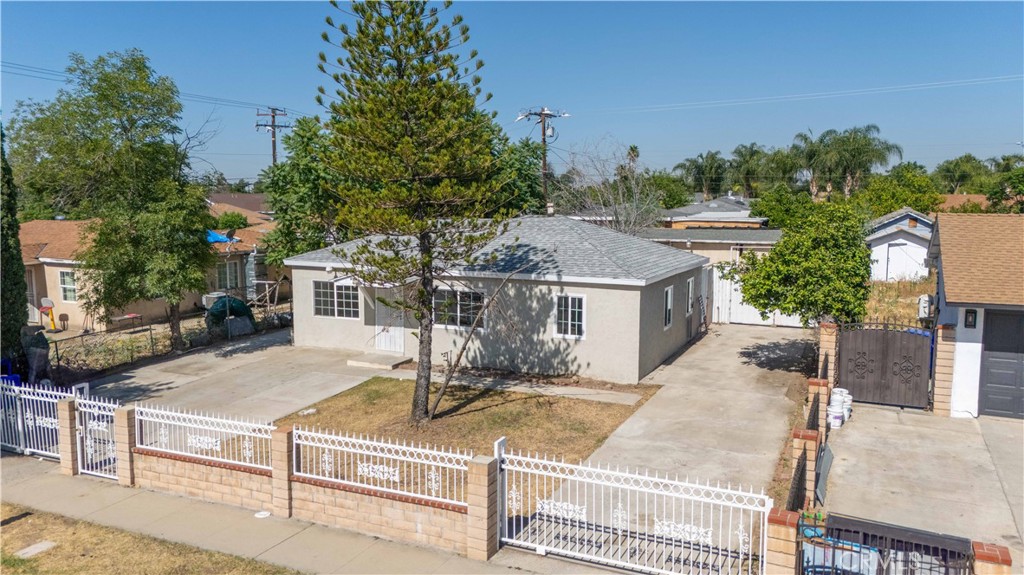 Welcome to this charming property in the city of San Bernardino. Centrally located near shopping centers, restaurants, schools, parks, and freeway exits. Just 7 minutes from the Shandin Hills Golf Course, this one-of-a-kind property sits in the most sought-after neighborhood of the city. Come and see for yourself, and don’t miss the opportunity to own this gem.