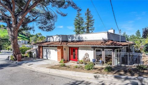 Photo of 22661 Cavalier, Woodland Hills, CA 91364 (MLS # SR26003008)