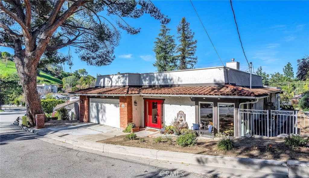 Photo of 22661 Cavalier, Woodland Hills, CA 91364 (MLS # SR26003008)