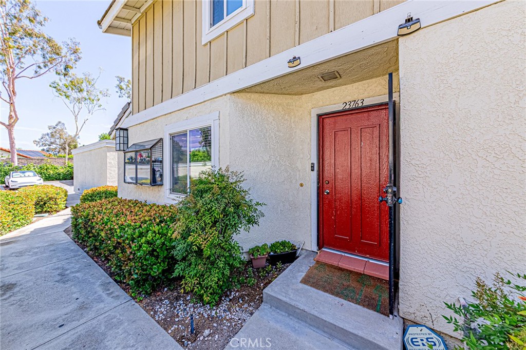 !! Prime Location !! in Diamond Bar home with 2 Bedrooms and 2 and 1/2 bathrooms condo. Good for the first home buyer. Open floor plan with lots of upgraded home and laminate flooring in the living room. kitchen has large island and perfect size of cook top. upstairs good size of 2 bedrooms has own bathroom with view. Private patio for relaxation, plants and BBQ. Newer Pipping and A.C unit. Close to major freeways (57,60) school and park.