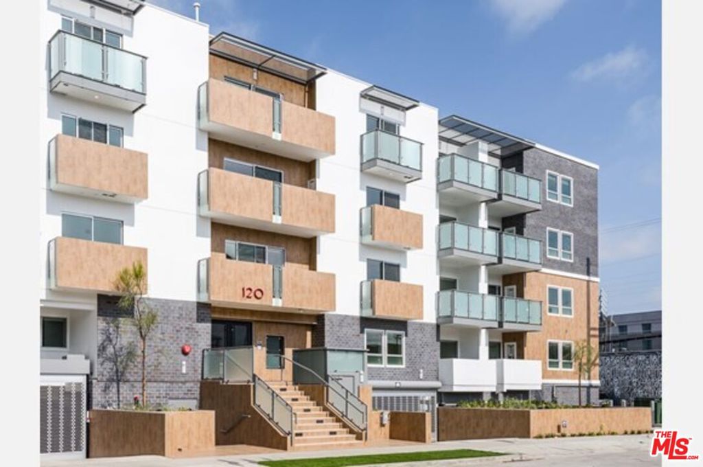 Welcome to Orlando on Third by Wiseman, located in the Beverly Grove area of Los Angeles. This property features two and three-bedroom apartment homes ranging from 983 to 1,364 Sq. Ft.