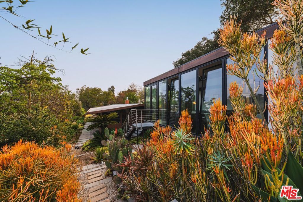 Photo of 2718 Claray Drive, Los Angeles, CA 90077 (MLS # 25553207)