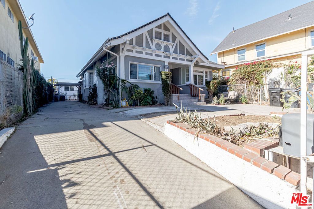 Photo of 1207 S Harvard Boulevard, Los Angeles, CA 90006 (MLS # 25609097)
