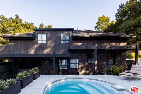 Photo of 3860 Kingswood Road, Sherman Oaks, CA 91403 (MLS # 26658271)