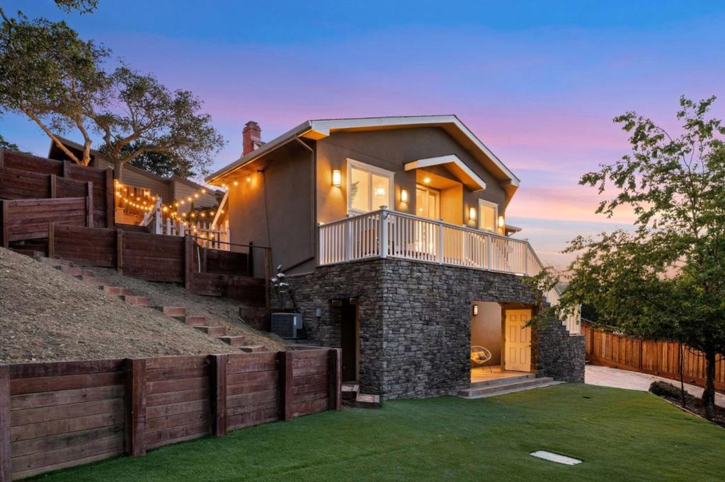 49142600 Winding Way
