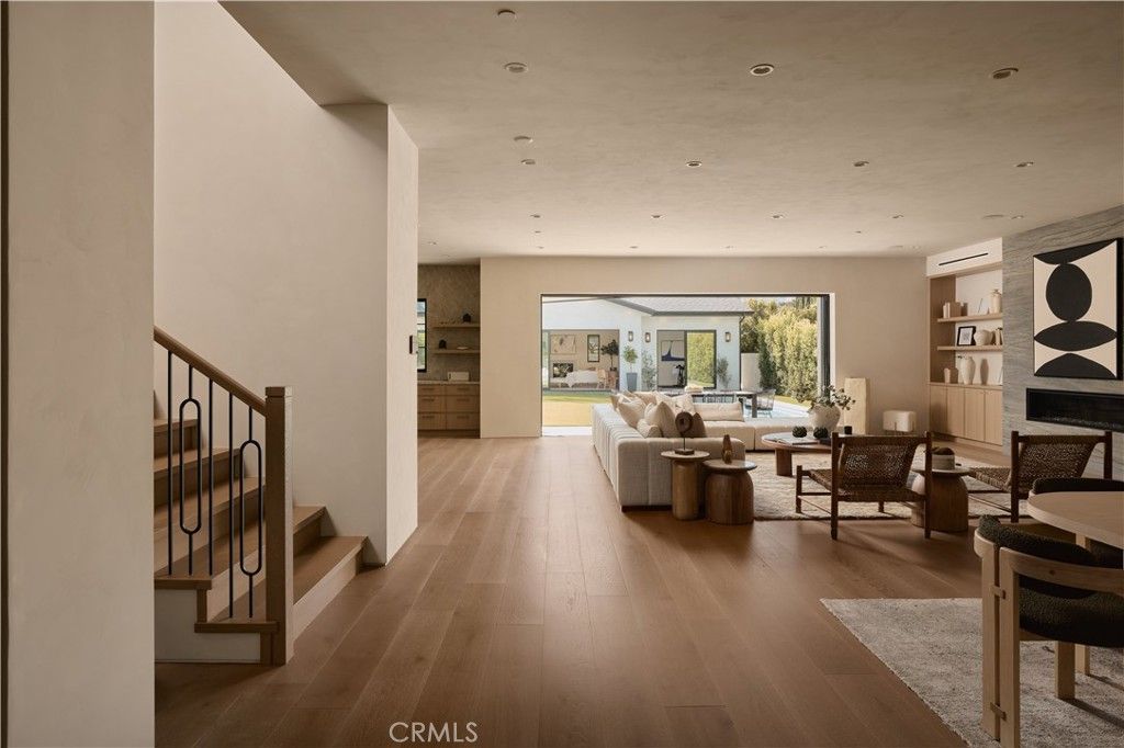 Photo of 13024 Bloomfield Street, Studio City, CA 91604 (MLS # SR26058012)