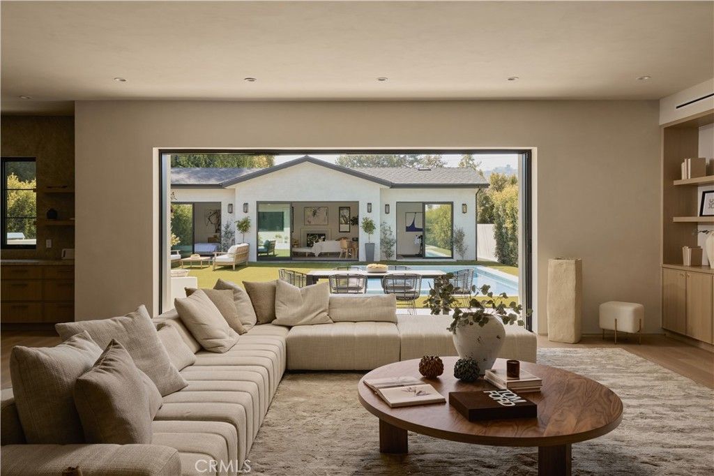 Photo of 13024 Bloomfield Street, Studio City, CA 91604 (MLS # SR26058012)