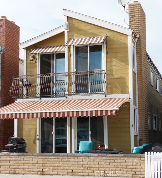 Prime Location!!  Spacious 2 bed, 2 bath lower unit of duplex, modern finishes including chef's kitchen, large walk in shower, wood and tile flooring, ceiling fans, fireplace, modern window treatments in most rooms, and front street patio, washer/dryer.  Located minutes away from shopping and ocean access.