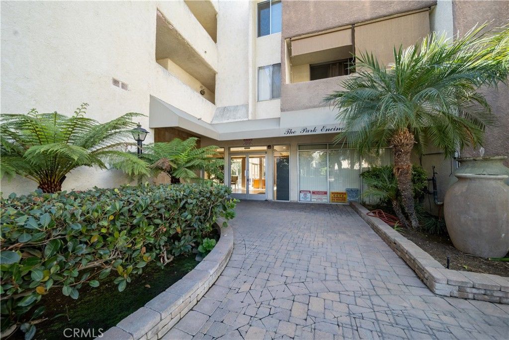 Photo of 5325 Newcastle Ave #108, Encino, CA 91316 (MLS # SR25237929)