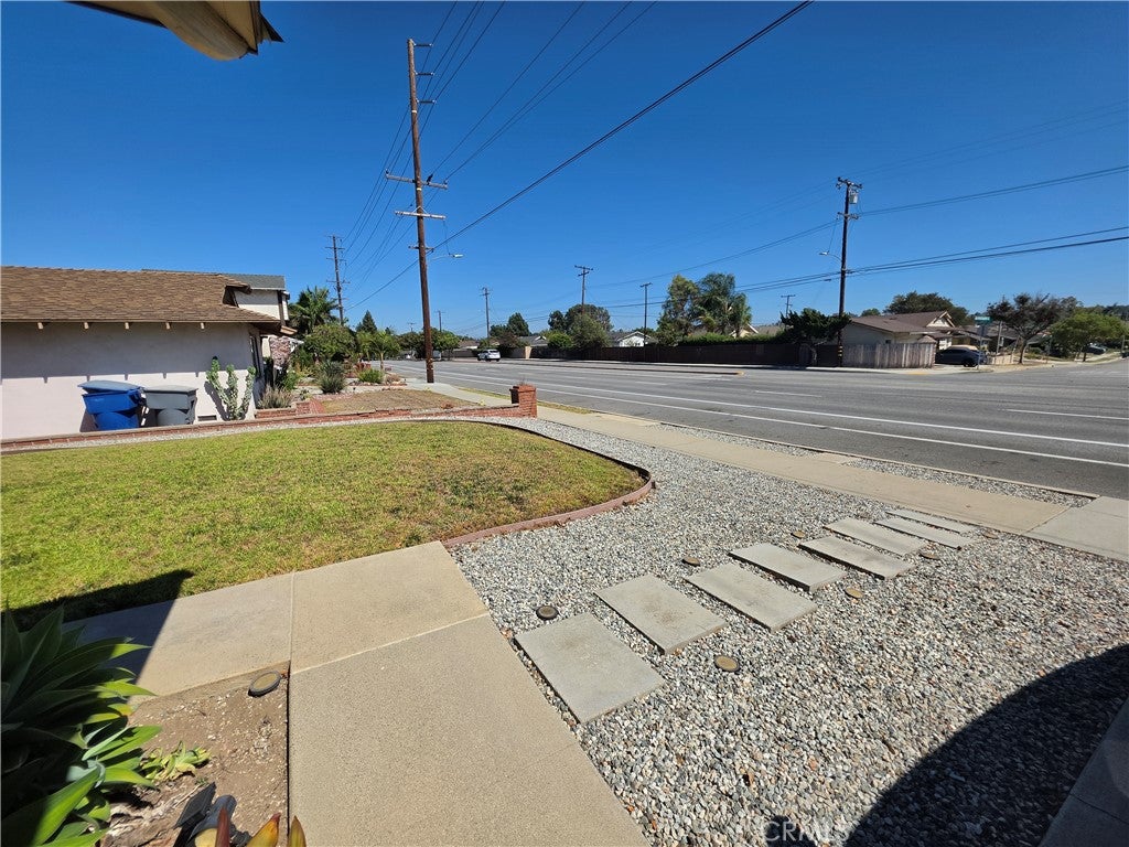 2541 W Lambert