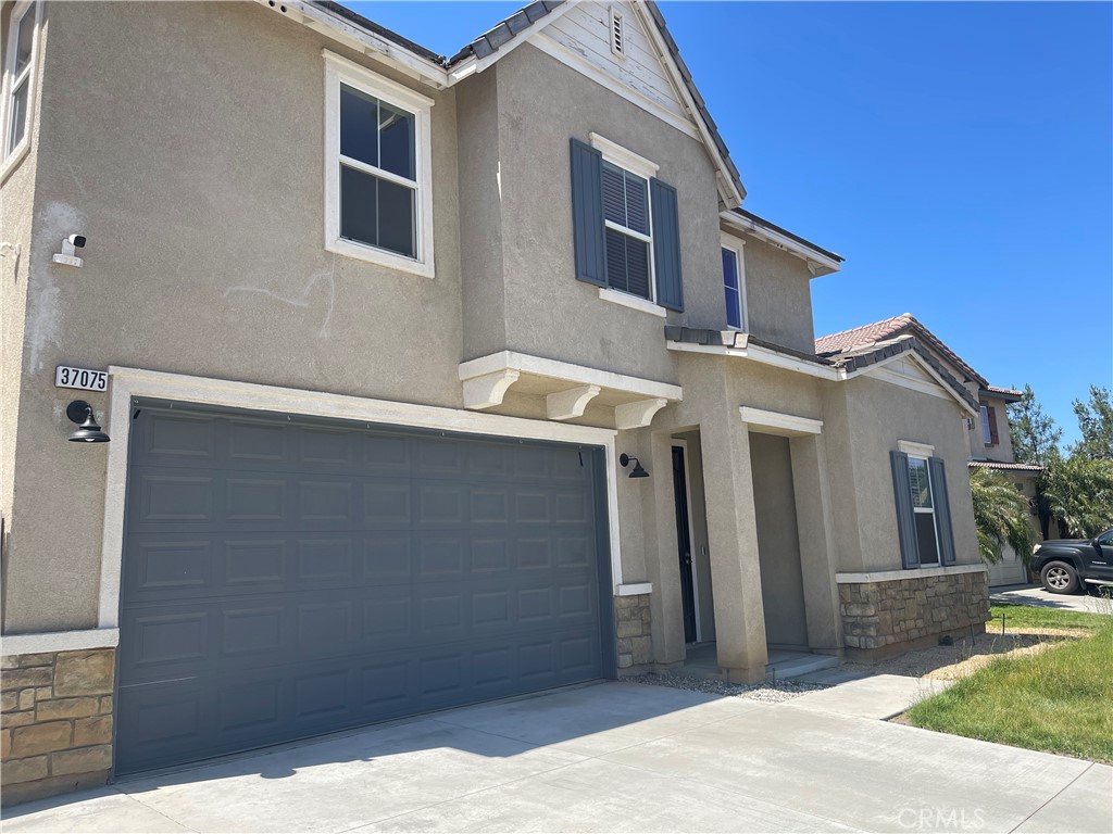 Located in most desirable area of Beaumont close to parks, schools, shopping and easy access to freeways 10 and 60. This home has both formal and family areas, island kitchen, granite kitchen countertops, LVP for first floor and laminate for the second floor, jacuzzi jet tub in master bathroom, HUGE walk-in closet and loft/office in master bedroom, large indoor laundry room with lots of cabinet space. Come see to appreciate
12 months lease. Lot of solar panels to reduce the electricity bill. All utilities on tenant