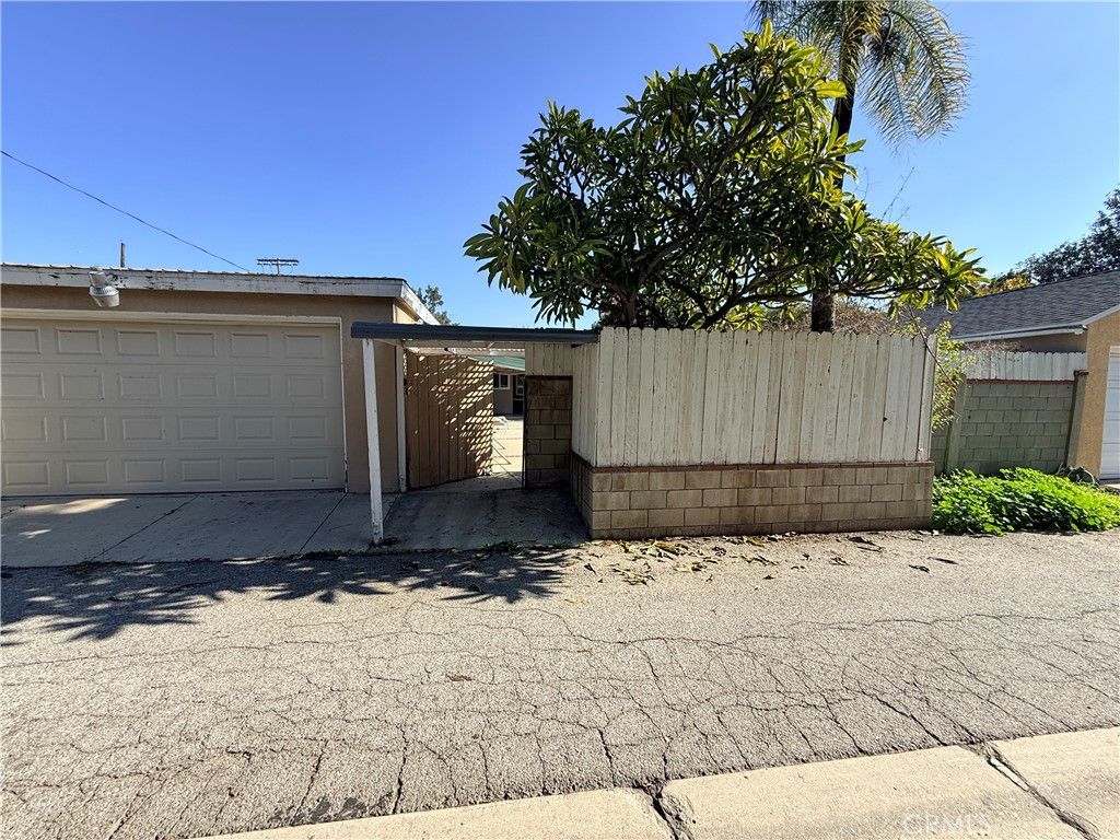 Photo of 5139 Hazeltine, Sherman Oaks, CA 91423 (MLS # SR25271635)