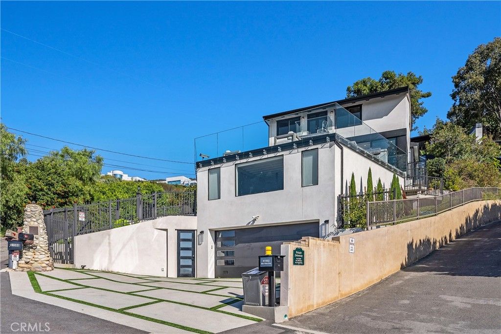 Photo of 31502 Mar Vista Ave, Laguna Beach, CA 92651 (MLS # LG26010990)