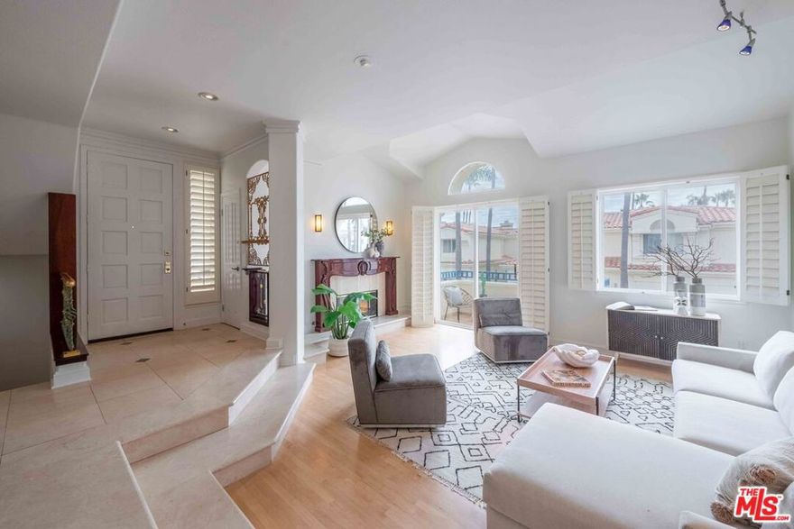 Located in the middle row at The Pointe at Malibu. Stunning tri-level townhouse with primary suite and 2nd bedroom with ensuite 3/4 bath upstairs, 3rd bedroom/convertible den downstairs. Stainless Steel appliances and more. Well maintained with a generator for emergencies. Complex has pool heated all year, TC with Pickle Ball lines and a gym. Resort Style Living in one of the best gated communities in Malibu!