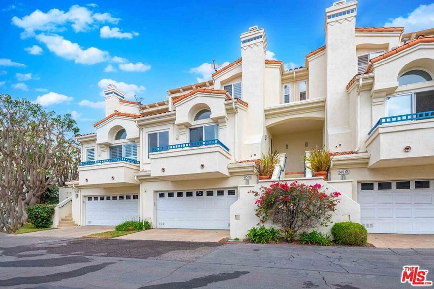 Located in the middle row at The Pointe at Malibu. Stunning tri-level townhouse with primary suite and 2nd bedroom with ensuite 3/4 bath upstairs, 3rd bedroom/convertible den downstairs. Stainless Steel appliances and more. Well maintained with a generator for emergencies. Complex has pool heated all year, TC with Pickle Ball lines and a gym. Resort Style Living in one of the best gated communities in Malibu!