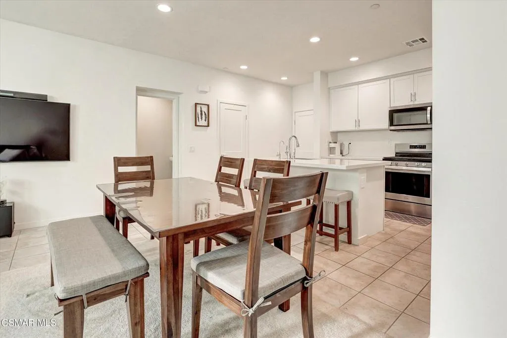 Simi Valley, California 93065, United States, 3 Bedrooms Bedrooms, ,3 BathroomsBathrooms,Residential,Pending,216566