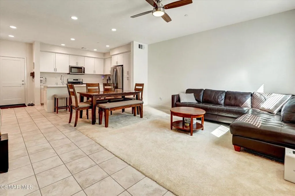 Simi Valley, California 93065, United States, 3 Bedrooms Bedrooms, ,3 BathroomsBathrooms,Residential,Pending,216566