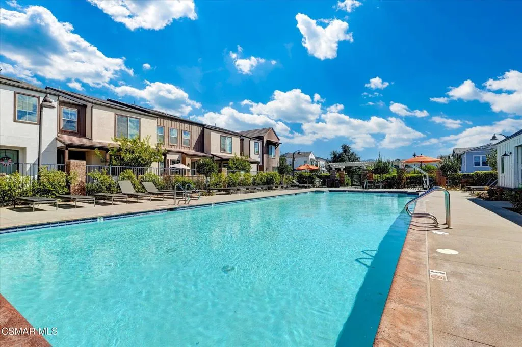 Simi Valley, California 93065, United States, 3 Bedrooms Bedrooms, ,3 BathroomsBathrooms,Residential,Pending,216566