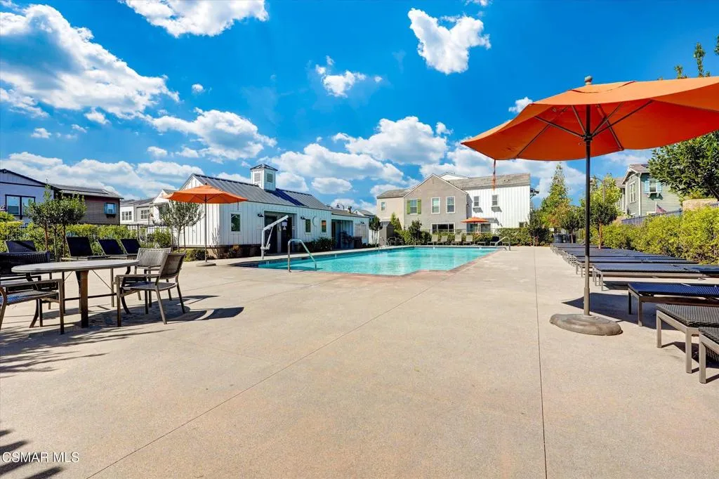 Simi Valley, California 93065, United States, 3 Bedrooms Bedrooms, ,3 BathroomsBathrooms,Residential,Pending,216566