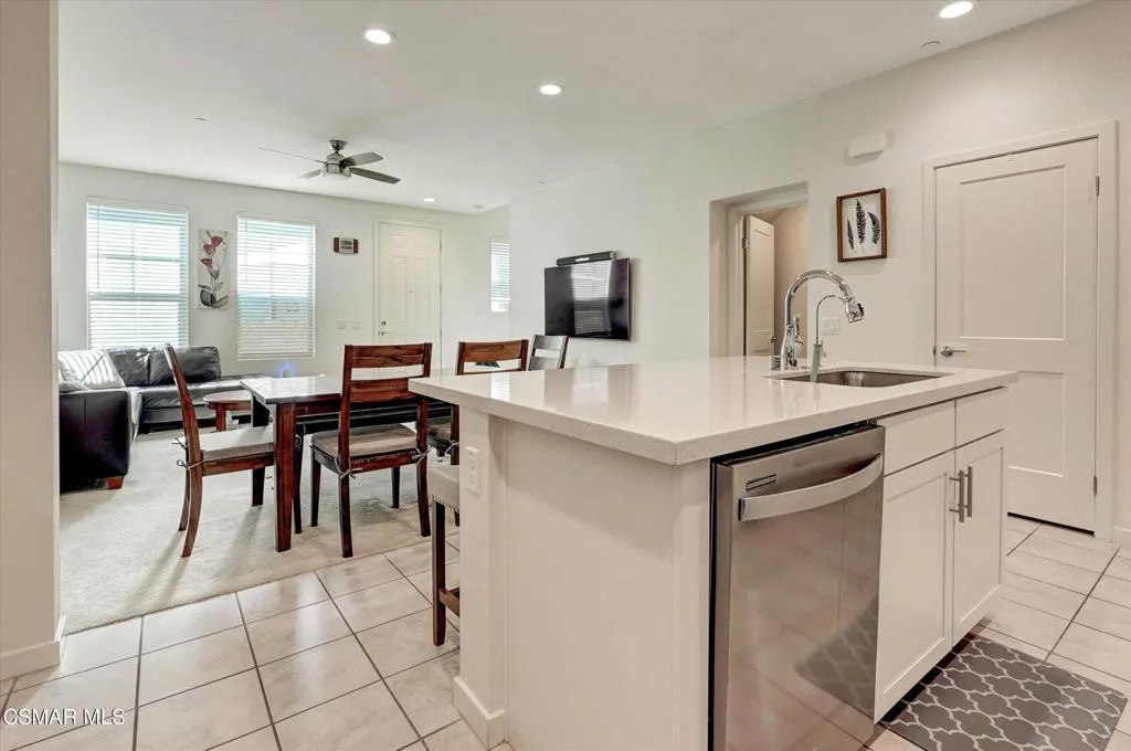 Simi Valley, California 93065, United States, 3 Bedrooms Bedrooms, ,3 BathroomsBathrooms,Residential,Pending,216566