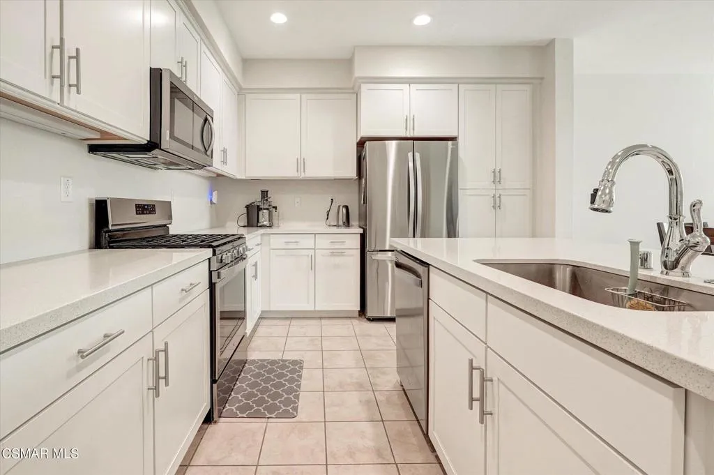 Simi Valley, California 93065, United States, 3 Bedrooms Bedrooms, ,3 BathroomsBathrooms,Residential,Pending,216566