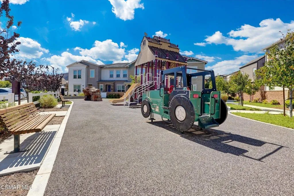 Simi Valley, California 93065, United States, 3 Bedrooms Bedrooms, ,3 BathroomsBathrooms,Residential,Pending,216566