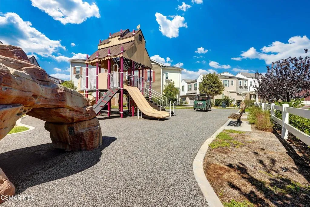 Simi Valley, California 93065, United States, 3 Bedrooms Bedrooms, ,3 BathroomsBathrooms,Residential,Pending,216566