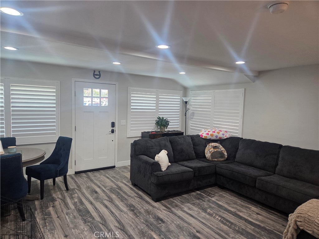 3842 Hillside