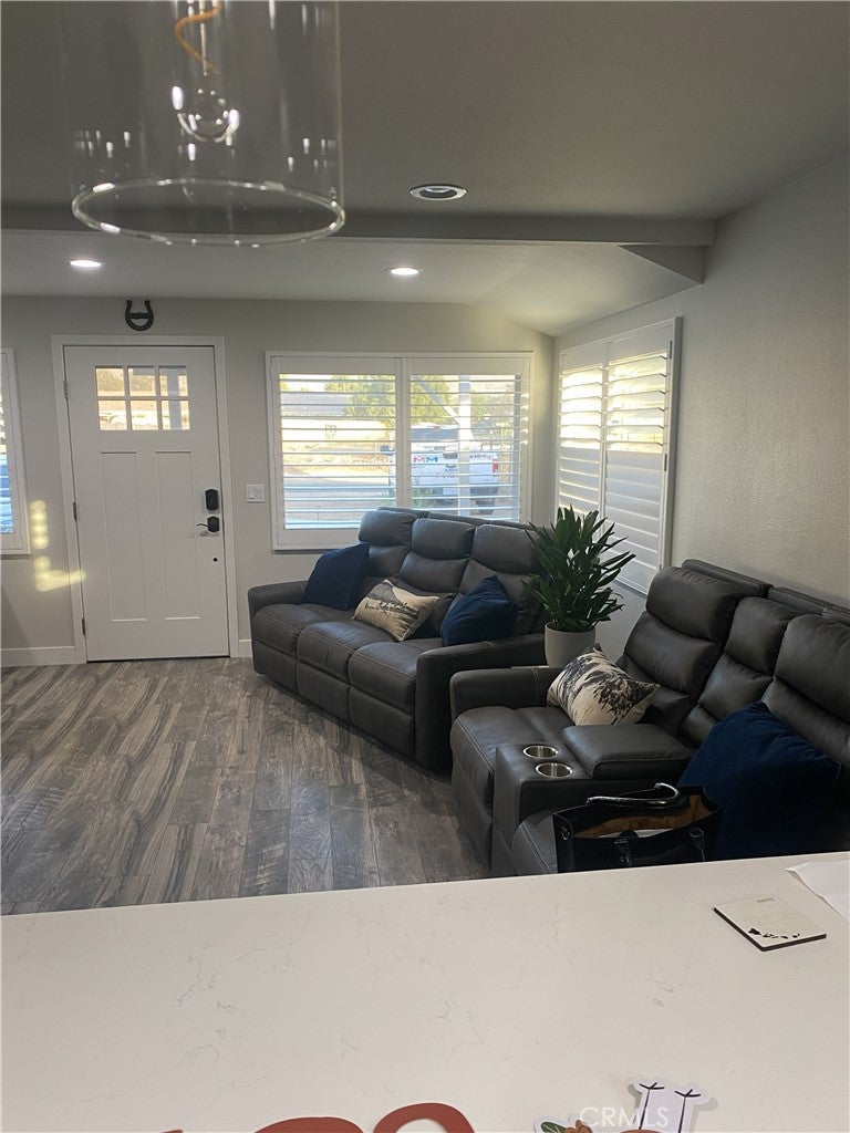 3842 Hillside
