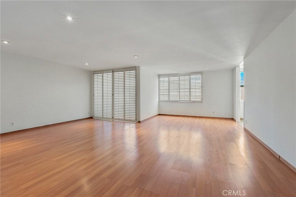 Photo of 5301 Balboa Blvd, Encino, CA 91316 (MLS # SR26041969)