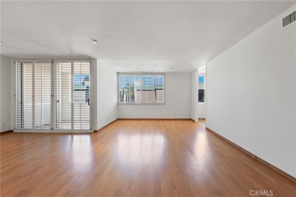 Photo of 5301 Balboa Blvd, Encino, CA 91316 (MLS # SR26041969)