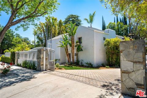 Photo of 23246 Canzonet Street, Woodland Hills, CA 91367 (MLS # 25560229)
