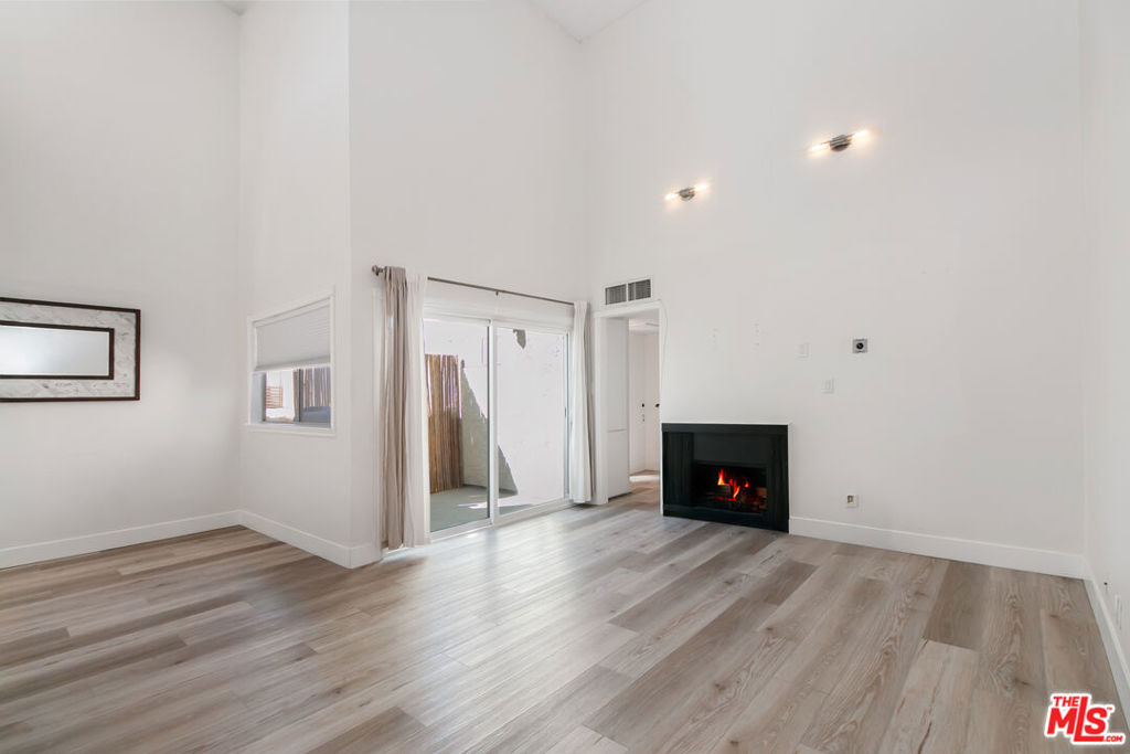 1339 N Columbus Avenue 304