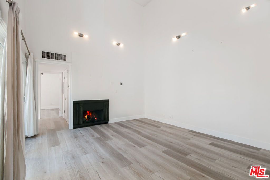 Photo of 1339 N Columbus Avenue #304, Glendale, CA 91202 (MLS # 26829915)