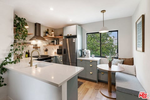 Photo of 331 Brooks Ave AVE #4, Venice, CA 90291 (MLS # 26104392)