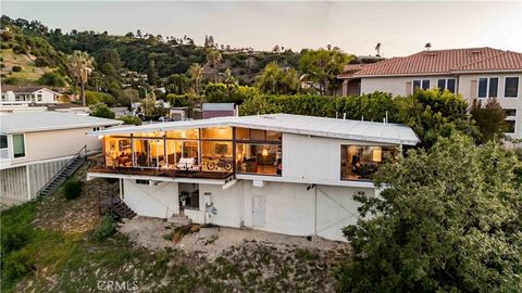 Photo of 3844 Bobstone Dr, Sherman Oaks, CA 91423 (MLS # SR26074519)