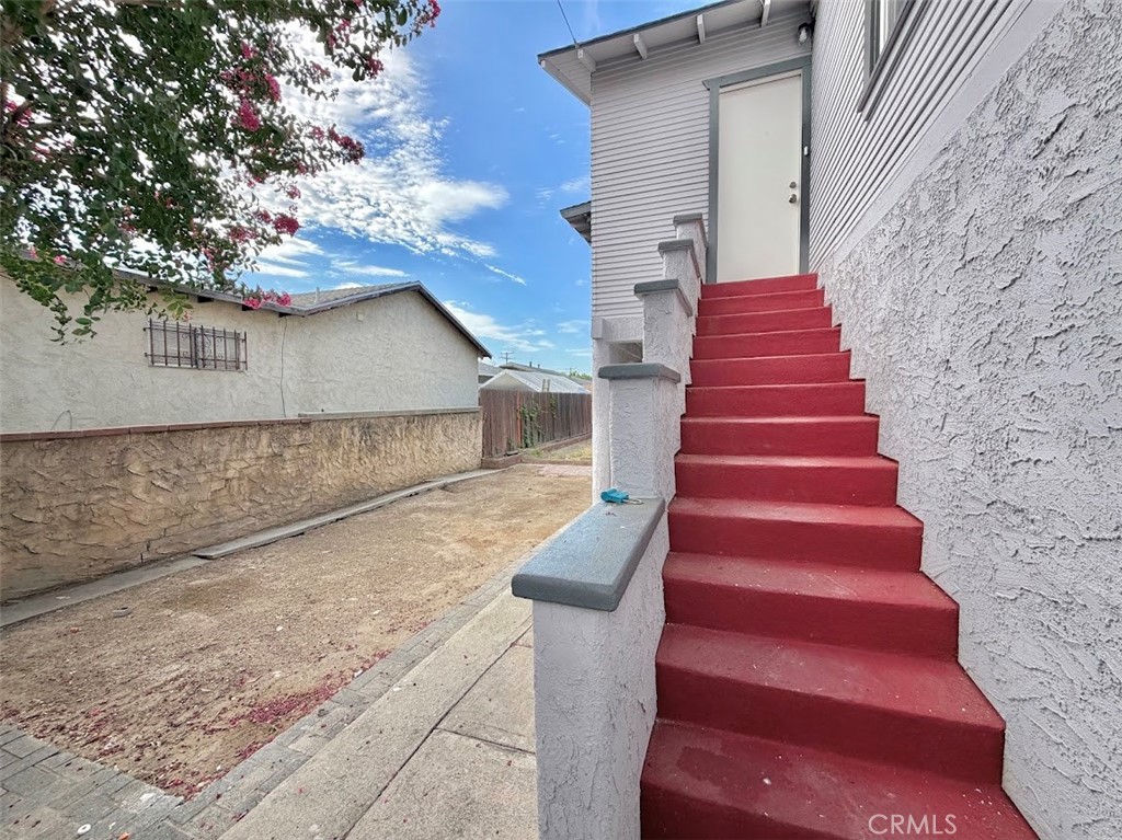 1053 W 15th