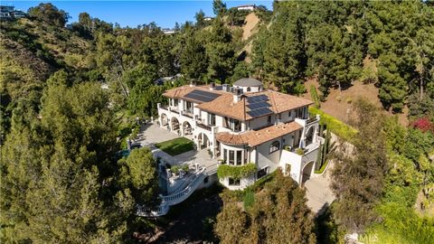 Photo of 1210 Chantilly Rd, Los Angeles, CA 90077 (MLS # SR26067630)