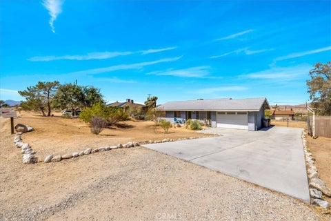 Photo of 60324 La Mirada Trail, Joshua Tree, CA 92252 (MLS # JT26204813)