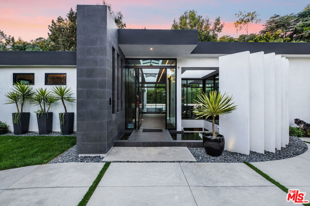 1049 Loma Vista Drive
