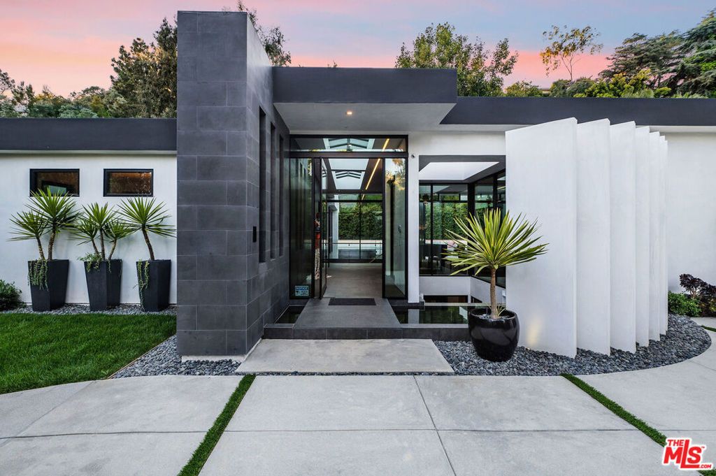 Photo of 1049 Loma Vista Drive, Beverly Hills, CA 90210 (MLS # 26828869)