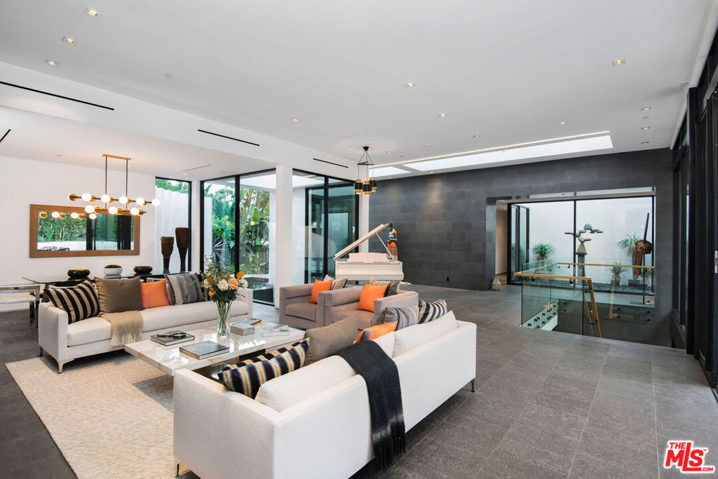 1049 Loma Vista Drive